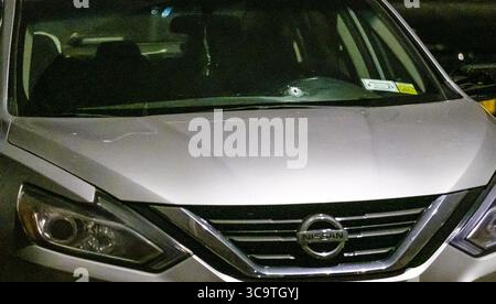 22. Januar 2023: Ein Schussloch in der Windschutzscheibe eines Autos am Tatort einer tödlichen Schießerei auf der East 46th Street und Avenue K in Flachland, Brooklyn, New York City. (Foto: © Jeff Bachner/New York Daily News via ZUMA Press Wire) Stockfoto