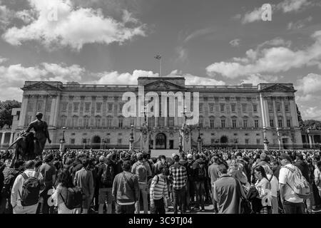 London, UK - 26. Mai 2025 : Panoramablick auf Touristen, die auf den Wachwechsel im Buckingham Palace in London warten Stockfoto