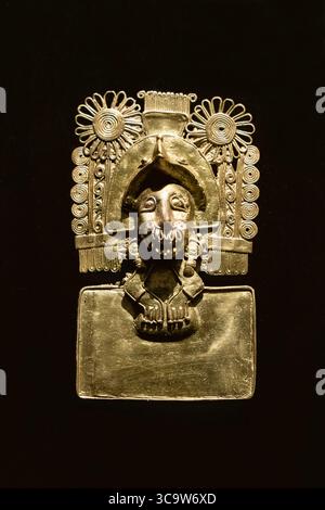 8. November 2018, Oaxaca de Juarez, Oaxaca, Mexiko: Ein solides goldenes Pektoral der Mixtec-Gottheit Coo Dzavui oder Regenschlange. Museum der Kulturen von Oaxaca, Oaxaca, Mexiko. Gefunden in Grab 7, Monte Alban. Späte postklassische Periode, 1250 - 1521 n. Chr. (Bild: © Jon G. Fuller / Vwpics/VW Pics via ZUMA Press Wire) Stockfoto