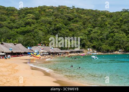 6. Oktober 2018, Oaxaca, Mexiko: Touristen, die sich am Maguey Beach im Huatulco-Nationalpark an der Pazifikküste von Oaxaca, Mexiko, erfreuen. Ein UNESCO-Biosphärenreservat. (Kreditbild: © Jon G. Fuller/VW Pics via ZUMA Press Wire) Stockfoto