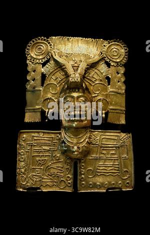 6. Dezember 2022: Oaxaca de Juarez, Oaxaca, Mexiko: Ein solides goldenes Pektoral der Mixtec-Gottheit Coo Dzavui oder Regenschlange. Museum der Kulturen von Oaxaca, Oaxaca, Mexiko. Er trägt einen ausgefeilten, gefiederten Schlangenkopf. Gefunden in Grab 7, Monte Alban. Späte postklassische Periode, 1250 - 1521 n. Chr. (Bild: © Jon G. Fuller / Vwpics/VW Pics via ZUMA Press Wire) Stockfoto