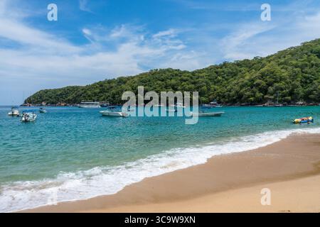 6. Oktober 2018, Oaxaca, Mexiko: Freizeitboote am Maguey Beach im Huatulco-Nationalpark an der Pazifikküste von Oaxaca, Mexiko. Ein UNESCO-Biosphärenreservat. (Kreditbild: © Jon G. Fuller/VW Pics via ZUMA Press Wire) Stockfoto