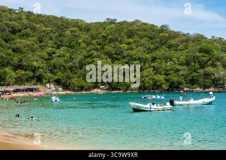6. Oktober 2018, Oaxaca, Mexiko: Touristen, die sich am Maguey Beach im Huatulco-Nationalpark an der Pazifikküste von Oaxaca, Mexiko, erfreuen. Ein UNESCO-Biosphärenreservat. (Kreditbild: © Jon G. Fuller/VW Pics via ZUMA Press Wire) Stockfoto