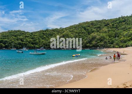 6. Oktober 2018, Oaxaca, Mexiko: Touristen, die sich am Maguey Beach im Huatulco-Nationalpark an der Pazifikküste von Oaxaca, Mexiko, erfreuen. Ein UNESCO-Biosphärenreservat. (Kreditbild: © Jon G. Fuller/VW Pics via ZUMA Press Wire) Stockfoto