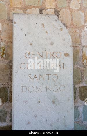 22. November 2018, Oaxaca de Juarez, Oaxaca, Mexiko: Graviertes Steinschild vor dem Museum der Kulturen von Oaxaca, untergebracht im ehemaligen Kloster von Santo Domingo, Oaxaca, Mexiko. (Kreditbild: © Jon G. Fuller / Vwpics/VW Pics via ZUMA Press Wire) Stockfoto