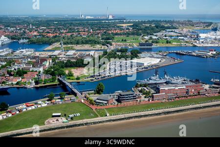 Wilhelmshaven, Deutschland. Juli 2025. Der ehemalige Lenkraketenvernichter 'Mölders' (D 186), Deutschlands größtes Museumskrieg-Schiff, liegt in einem Hafenbecken des Marinemuseums am Südstrand (Foto von einem kleinen Flugzeug). Links ist die Kaiser-Wilhelm-Brücke zu sehen, im Hintergrund der Bauhafen des Marinearsenals. Quelle: Hauke-Christian Dittrich/dpa/Alamy Live News Stockfoto