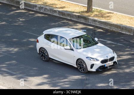 Moderner, weißer bmw 2er aktiver Tourer auf einer Stadtstraße unter der Sommersonne Stockfoto