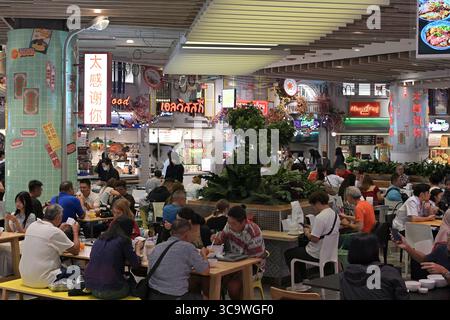 Hektische Mittagsmenschen in einem Food Court in einem High-End-Einkaufszentrum im Herzen von Bangkok, das eine große Auswahl an asiatischen und internationalen Gerichten bietet Stockfoto