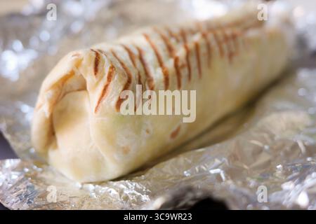 Huhn-Durum-Wrap mit gegrilltem Brot und frischem Gemüse Stockfoto
