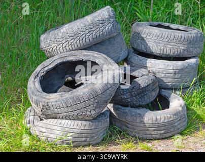 Alte Autoreifen in Nahaufnahme Stockfoto