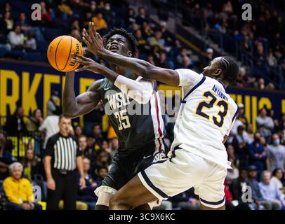 25. Februar 2023 Berkeley, CA, USA, der Stürmer des Washington State State Mouhamed Gueye (35) geht beim NCAA Men's Basketball Spiel zwischen den Washington State Cougars und den California Golden Bears zum Basketball. Washington State besiegte Kalifornien 63-57 im Haas Pavilion Berkeley Kalifornien Thurman James/CSM (Foto: © Thurman James/CSM via ZUMA Press Wire) Stockfoto