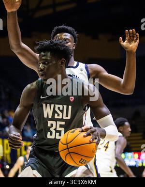 25. Februar 2023 Berkeley, CA USA Washington State Stürmer Mouhamed Gueye (35) kämpfte um die Position in der Farbe während des NCAA Men's Basketball Spiels zwischen Washington State Cougars und den California Golden Bears. Washington State besiegte Kalifornien 63-57 im Haas Pavilion Berkeley Kalifornien Thurman James/CSM (Foto: © Thurman James/CSM via ZUMA Press Wire) Stockfoto