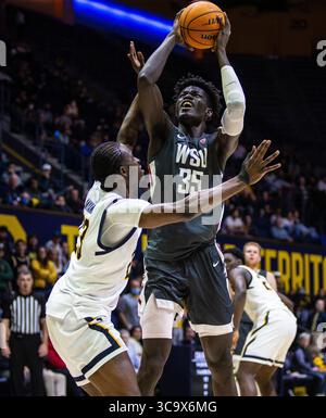 25. Februar 2023 Berkeley, CA USA Washington State Stürmer Mouhamed Gueye (35) schießt den Ball während des NCAA Men's Basketball Spiels zwischen Washington State Cougars und den California Golden Bears. Washington State besiegte Kalifornien 63-57 im Haas Pavilion Berkeley Kalifornien Thurman James/CSM (Foto: © Thurman James/CSM via ZUMA Press Wire) Stockfoto