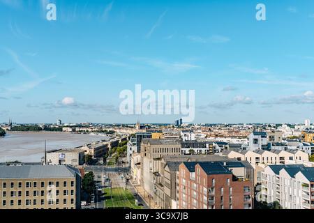 Der Blick entlang des Flusses Garonne in das alte Herz von Bordeaux vom Bezirk Bacalan im Norden, Bordeaux, Gironde, Nouvelle-Aquitaine, Frankreich Stockfoto
