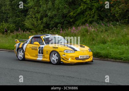 2002 Yellow Mazda MX-5 Arizona Roadster Car Benzinmotor 1598 ccm; auf der Wheels Up North Weekender Classic und High Performance, Sammler und Enthusiasten Motorshow. Crooklands, Kendal, Großbritannien Stockfoto