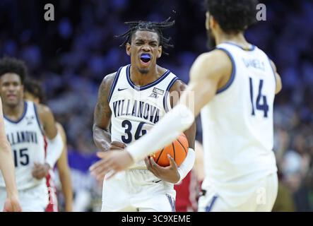 3. Dezember 2022: Brandon Slater (34) feiert zusammen mit Caleb Daniels (14) während des NCAA-Basketballspiels zwischen den Villanova Wildcats und den Oklahoma Sooners im Wells Fargo Center in Philadelphia, Pennsylvania. Wes Hight/CSM (Foto: © Wes Hight/CSM via ZUMA Press Wire) Stockfoto