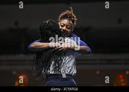 6. Januar 2023: KAYLEI MCDONALD von der Fisk University umarmt den Assistenztrainer INDIA ANDERSON während des Wettbewerbs in der Orleans Arena in Las Vegas, Nevada. (Bild: © Amy Sanderson/ZUMA Press Wire) Stockfoto