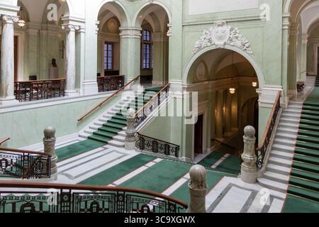 Stockholm, Schweden - 10. Juli 2025: Innenraum des Foyers des schwedischen Parlaments (Riksdagshuset) mit eleganten architektonischen Details und großen Treppen Stockfoto