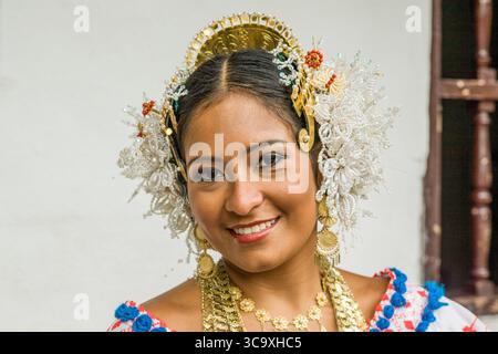 23. November 2008, Panama-Stadt, Provinz Panama, Panama: Panama-Frau in einer bunten traditionellen Pollera, der Nationalkleidung Panamas. Zusammen mit dem wunderschönen handgestickten Kleid, Goldschmuck und filigranen Haarkämmen aus Perlen oder Perlen runden das Outfit ab. (Kreditbild: © Jon G. Fuller / Vwpics/VW Pics via ZUMA Press Wire) Stockfoto