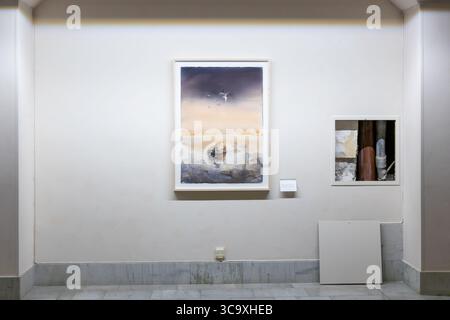 Stockholm, Schweden - 10. Juli 2025: Ein amüsanter Kontrast moderner Kunstmalerei, der neben einer offenen Luke in der Wand im schwedischen Parl hängt Stockfoto