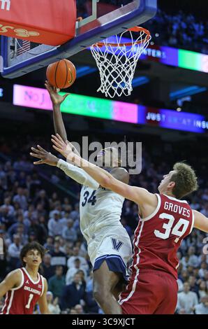 3. Dezember 2022: Oklahoma Sooners Stürmer Jacob Groves (34) beschützt Villanova Wildcats Stürmer Brandon Slater (34), als er während des NCAA-Basketballspiels zwischen den Villanova Wildcats und den Oklahoma Sooners im Wells Fargo Center in Philadelphia, Pennsylvania, einen Schuss abwirft. Wes Hight/CSM (Foto: © Wes Hight/CSM via ZUMA Press Wire) Stockfoto