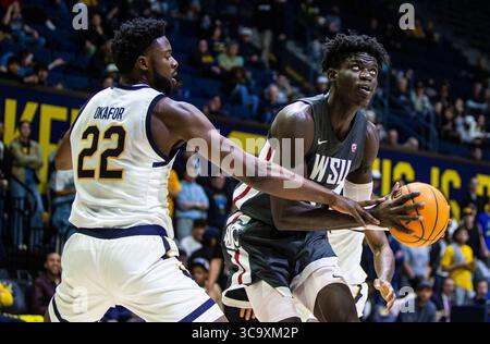 25. Februar 2023 Berkeley, CA, USA, der Stürmer des Washington State State Mouhamed Gueye (35) geht beim NCAA Men's Basketball Spiel zwischen den Washington State Cougars und den California Golden Bears zum Basketball. Washington State besiegte Kalifornien 63-57 im Haas Pavilion Berkeley Kalifornien Thurman James/CSM (Foto: © Thurman James/CSM via ZUMA Press Wire) Stockfoto