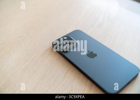 August 2025 Apple iPhone Pro Max mit der bedruckten Seite nach unten zeigt das Apple Logo und die drei Objektive Kameraanordnung auf der Rückseite des Mobiltelefons Stockfoto