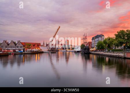 Danzig, Polen - 19. Mai 2025: Danzig mit schöner Altstadt über dem Fluss Motlawa. Nordpolen. Stockfoto