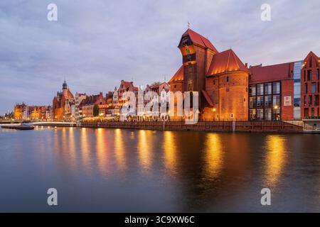 Danzig, Polen - 19. Mai 2025: Danzig mit schöner Altstadt über dem Fluss Motlawa. Nordpolen. Stockfoto