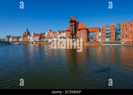 Danzig, Polen - 20. Mai 2025: Danzig mit schöner Altstadt über dem Fluss Motlawa. Nordpolen. Stockfoto