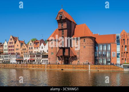 Danzig, Polen - 20. Mai 2025: Danzig mit schöner Altstadt über dem Fluss Motlawa. Nordpolen. Stockfoto