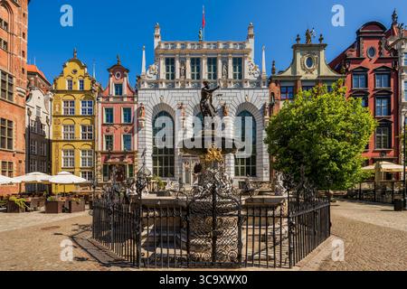 Danzig, Polen - 20. Mai 2025: Neptunbrunnen im Herzen der Stadt mit der berühmten Bronzestatue, eingerahmt von historischen Gebäuden und Grün Stockfoto