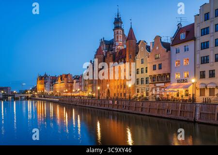 Danzig, Polen - 22. Mai 2025: Danzig mit schöner Altstadt über dem Fluss Motlawa. Nordpolen. Stockfoto