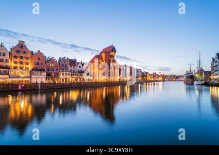 Danzig, Polen - 22. Mai 2025: Danzig mit schöner Altstadt über dem Fluss Motlawa. Nordpolen. Stockfoto