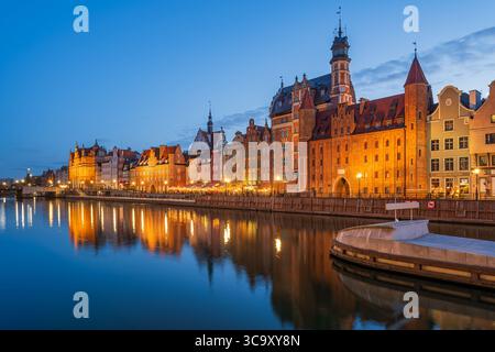Danzig, Polen - 22. Mai 2025: Danzig mit schöner Altstadt über dem Fluss Motlawa. Nordpolen. Stockfoto