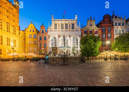 Danzig, Polen - 20. Mai 2025: Neptunbrunnen im Herzen der Stadt mit der berühmten Bronzestatue, eingerahmt von historischen Gebäuden und Grün Stockfoto
