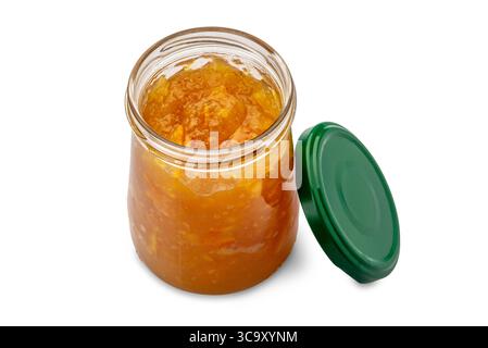 Orangenmarmelade in einem offenen Glasgefäß von oben mit grünem Deckel isoliert auf weiß mit Schneidepfad im Preis inbegriffen Stockfoto