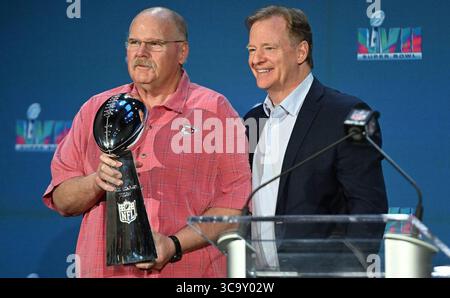 13. Februar 2023: Mit der Trophäe Super Bowl steht Andy Reid, Cheftrainer der Kansas City Chiefs, links, mit NFL-Kommissar Roger Goodell zusammen, bevor er am Montag Morgen, den 13. Februar 2023, in Phoenix auf einer Pressekonferenz sprach. Die Chiefs besiegten die Philadelphia Eagles im Super Bowl LVII von 38 bis 35. (Bild: © Rich Sugg/The Kansas City Star via ZUMA Press Wire) Stockfoto