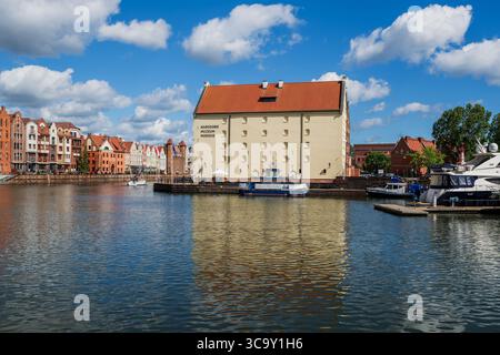 Danzig, Polen - 23. Mai 2025 - Narodowe Muzeum Morskie, Hauptniederlassung in alten Getreidespeichern auf der Insel Olowianka bei Motlaw Stockfoto