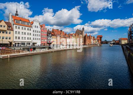 Danzig, Polen - 23. Mai 2025: Danzig mit schöner Altstadt über dem Fluss Motlawa. Nordpolen. Stockfoto