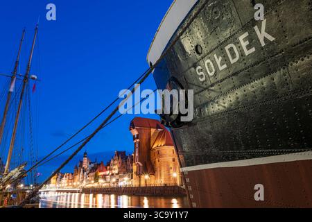 Danzig, Polen - 23. Mai 2025: Nationales Meeresmuseum in Danzig und das historische Soldek-Schiff auf der Motlawa. Altstadt Stadtbild in Tri-City Stockfoto