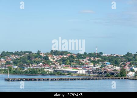 Puerto Limon, Costa Rica - 14. April 2024: Blick vom Schiff auf den Kreuzfahrthafen von Puerto Limon, Costa Rica. Stockfoto