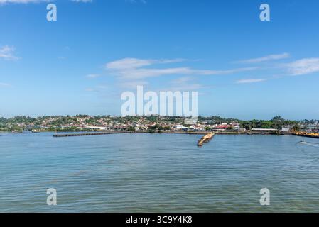 Puerto Limon, Costa Rica - 14. April 2024: Blick vom Schiff auf den Kreuzfahrthafen von Puerto Limon, Costa Rica. Stockfoto