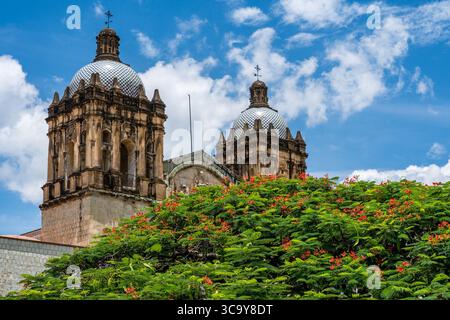 25. Juni 2018, Oaxaca de Juarez, Oaxaca, Mexiko: Die Kirche Santo Domingo de Guzman in Oaxaca, Mexiko. Im Barockstil erbaut, begann der Bau 1575 und setzte sich für die nächsten 200 Jahre fort. Ein UNESCO-Weltkulturerbe. (Kreditbild: © Jon G. Fuller / Vwpics/VW Pics via ZUMA Press Wire) Stockfoto