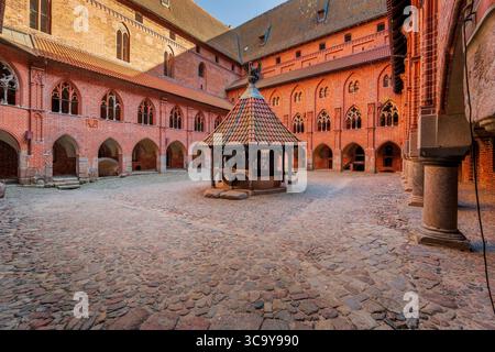Malbork am Fluss Nogat die größte mittelalterliche Ziegelburg Polens. Stockfoto