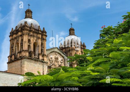 30. Juni 2018, Oaxaca de Juarez, Oaxaca, Mexiko: Die Kirche von Santo Domingo de Guzman im historischen Zentrum von Oaxaca, Mexiko. Im Barockstil erbaut, begann der Bau 1575 und setzte sich für die nächsten 200 Jahre fort. Davor befindet sich ein Flammenbaum oder königliche poinciana. Ein UNESCO-Weltkulturerbe. (Kreditbild: © Jon G. Fuller / Vwpics/VW Pics via ZUMA Press Wire) Stockfoto