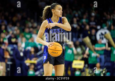 5. Februar 2023: Duke Guard Celeste Taylor (0) leitet die Offensive während des NCAA Women's Basketball-Spiels zwischen den Duke Blue Devils und den Notre Dame Fighting Irish im Purcell Pavilion im Joyce Center in South Bend, Indiana. Duke besiegte Notre Dame 57-52. John Mersits/CSM. (Kreditbild: © John Mersits/CSM via ZUMA Press Wire) Stockfoto
