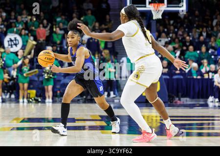 5. Februar 2023: Duke Guard Shayeann Day-Wilson (30) leitet die Handlung als Notre Dame Guard KK Bransford (14) während der NCAA Women's Basketball Action zwischen den Duke Blue Devils und den Notre Dame Fighting Irish im Purcell Pavilion im Joyce Center in South Bend, Indiana. Duke besiegte Notre Dame 57-52. John Mersits/CSM. (Kreditbild: © John Mersits/CSM via ZUMA Press Wire) Stockfoto