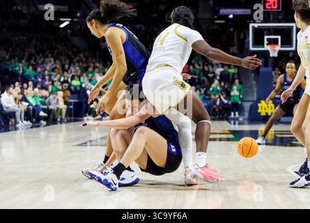 5. Februar 2023: Duke Forward Mia Heide (42), Duke Guard Taya Corosdale (5) und Notre Dame Guard KK Bransford (14) kämpfen um den losen Ball während der NCAA Women's Basketball-Action zwischen den Duke Blue Devils und den Notre Dame Fighting Irish im Purcell Pavilion im Joyce Center in South Bend, Indiana. Duke besiegte Notre Dame 57-52. John Mersits/CSM. (Kreditbild: © John Mersits/CSM via ZUMA Press Wire) Stockfoto