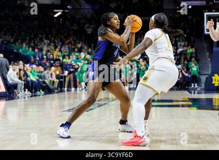 5. Februar 2023: Duke Guard Elizabeth Balogun (4) will den Ball als Notre Dame Guard KK Bransford (14) während der NCAA Women's Basketball Action zwischen den Duke Blue Devils und den Notre Dame Fighting Irish im Purcell Pavilion im Joyce Center in South Bend, Indiana, verteidigen. Duke besiegte Notre Dame 57-52. John Mersits/CSM. (Kreditbild: © John Mersits/CSM via ZUMA Press Wire) Stockfoto